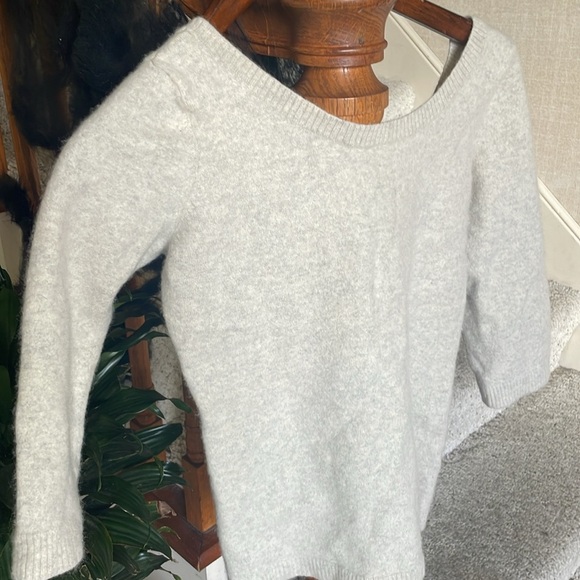 Banana Republic Women's Heather Gray Cashmere Sweater Top - Picture 4 of 11